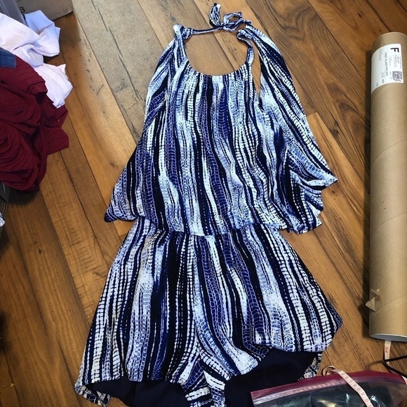Cupcakes and Cashmere Cari Blue Tie Dye Print Romper Medium E - Picture 2 of 5